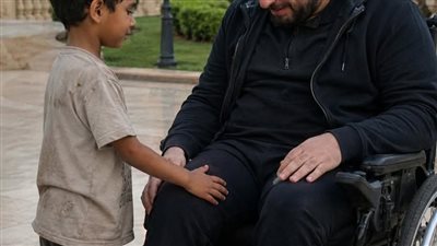 حين وقف المليونير على العشب… ومعجزة وُلِدت من دعاء طفل